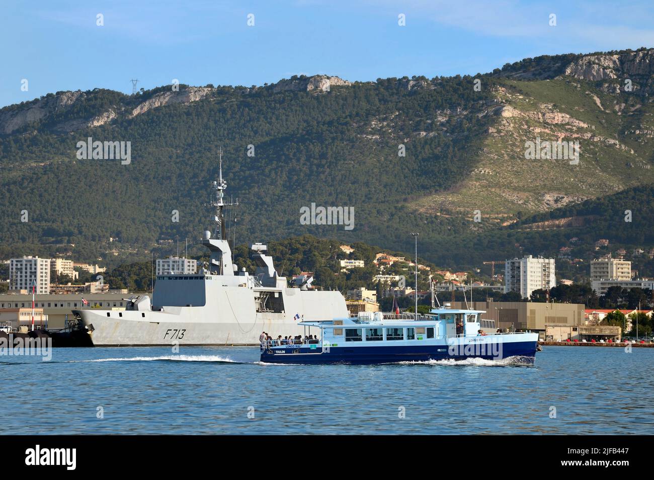 Francia, Var, Toulon, autobús acuático que pasa delante de la base naval (Arsenal), el Monte Faron en el fondo Foto de stock