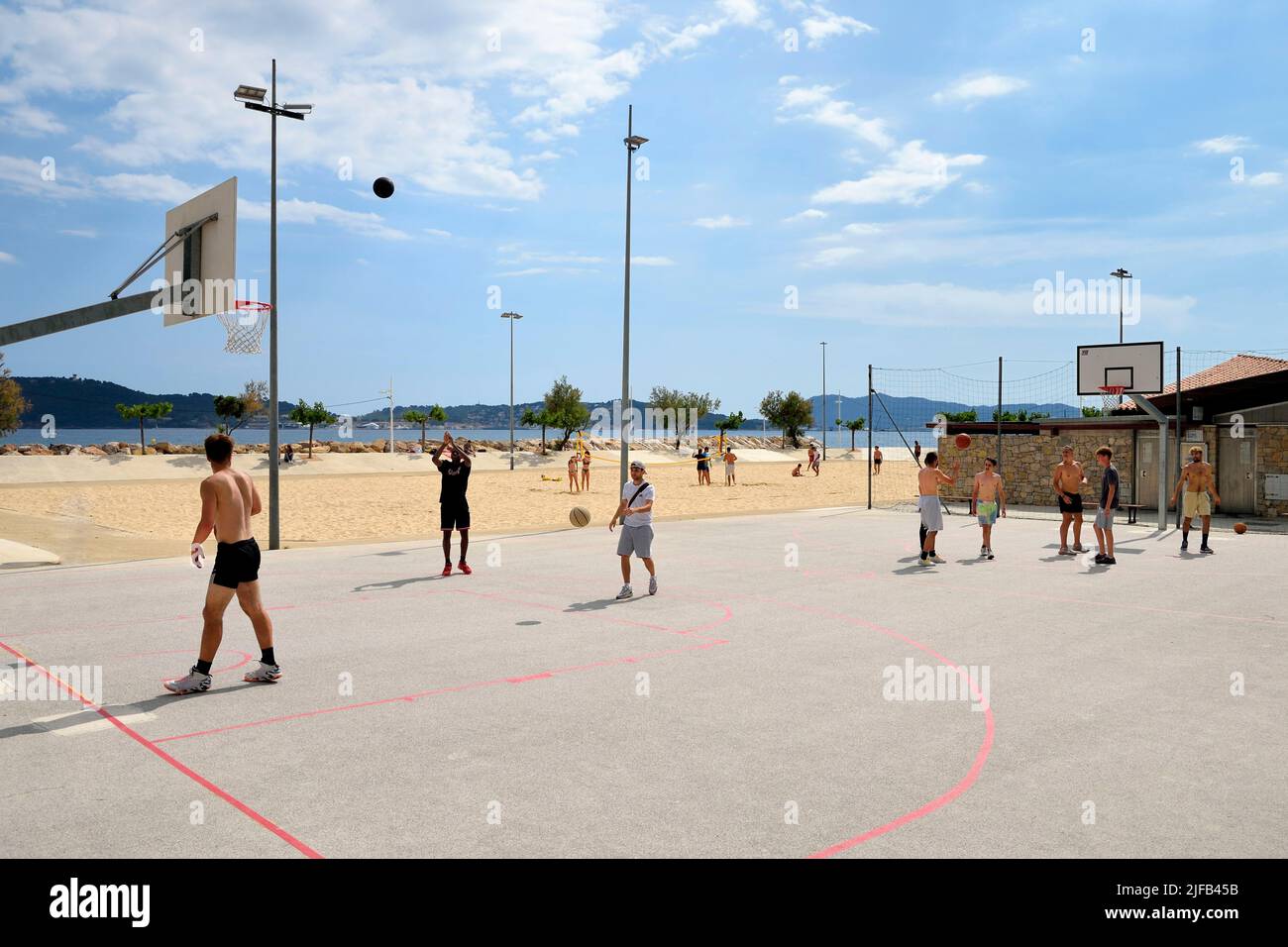 Francia, Var, Toulon, Mourillon distrito de playa artificial, cancha de voleibol Foto de stock