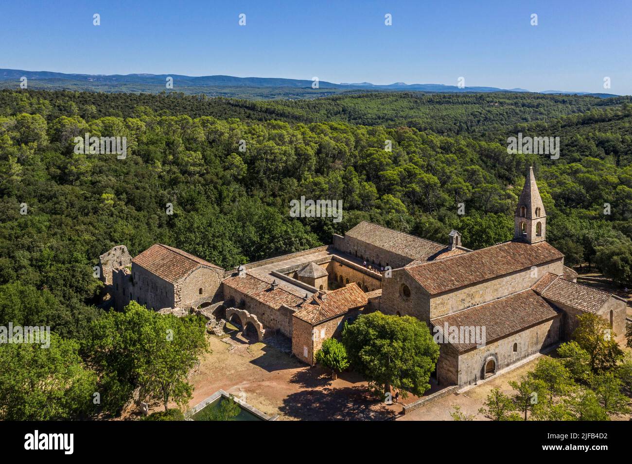 Francia, Var (83), Le Thoronet, abadía cisterciense del siglo 12th (vista aérea) Foto de stock