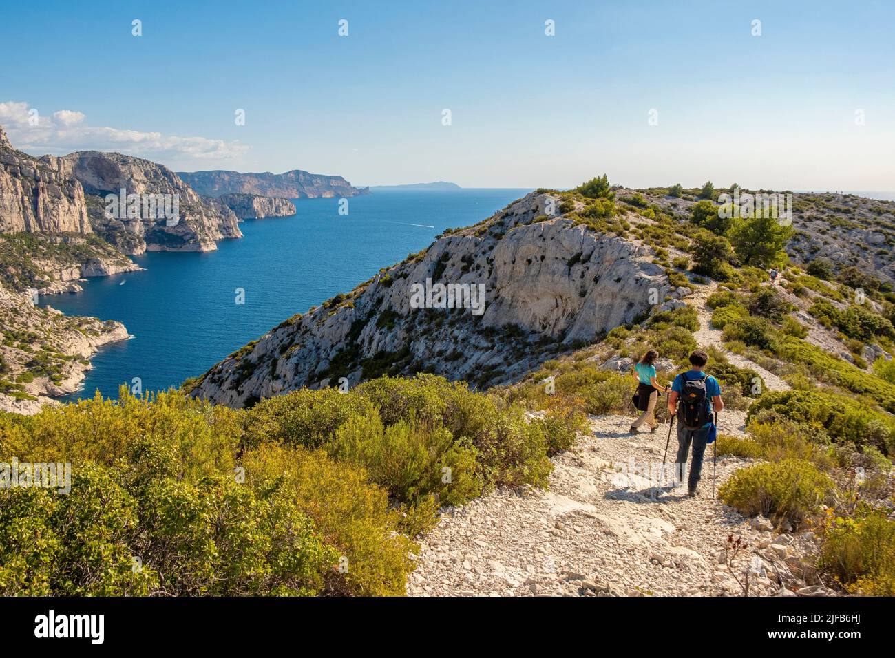 Francia, Bocas del Ródano, Marsella, los excursionistas en la Calanque de Morgiou Foto de stock