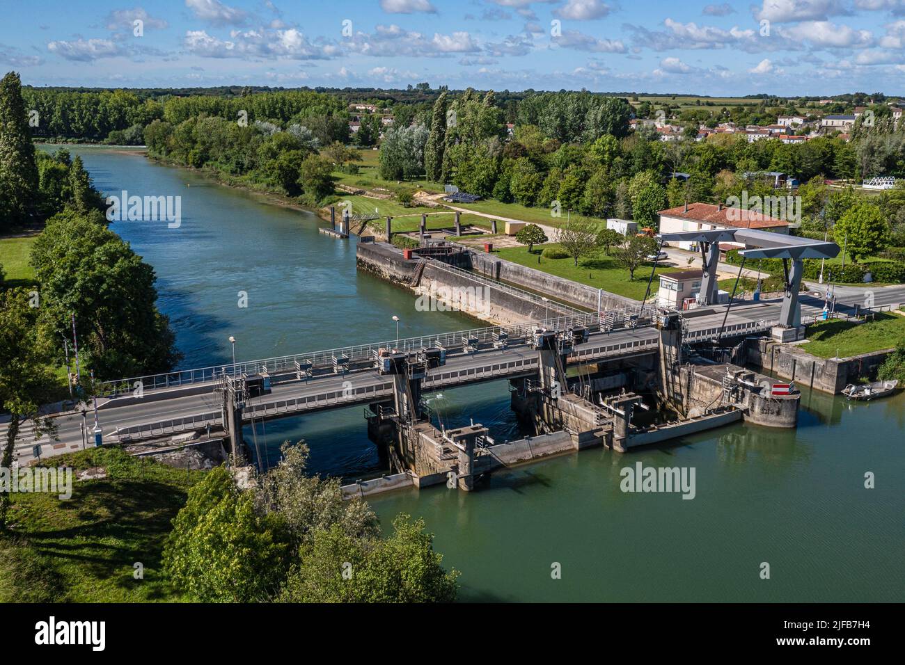 Francia, Charente-Maritime, Saintonge, Saint-Savinien, presa que promueve el flujo de la Charente durante los períodos de inundación y detiene la salinidad traída por las mareas (vista aérea) Foto de stock