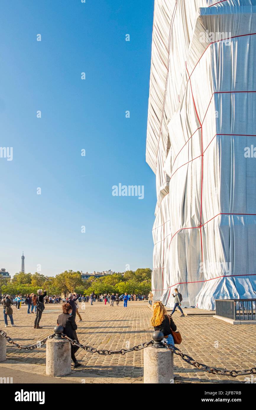 Francia, París, Place de l'Etoile, Arco del Triunfo envuelto por Jeanne-Claude y Christo, del 18 de septiembre al 3 de octubre de 2021 Foto de stock