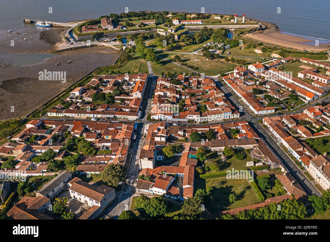 Francia, Charente-Maritime, Ile d'Aix (Aix Island), el pueblo también llamado el bourg y el fuerte de la Rade en el fondo (vista aérea) Foto de stock