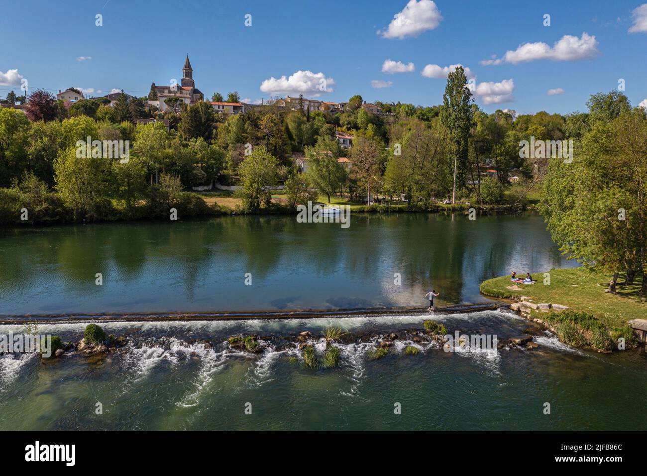 Francia, Charente, Saint-Simeux, pequeña presa en el río Charente en el bloqueo a lo largo de la ruta ciclista de Flujo Vélo (vista aérea) Foto de stock