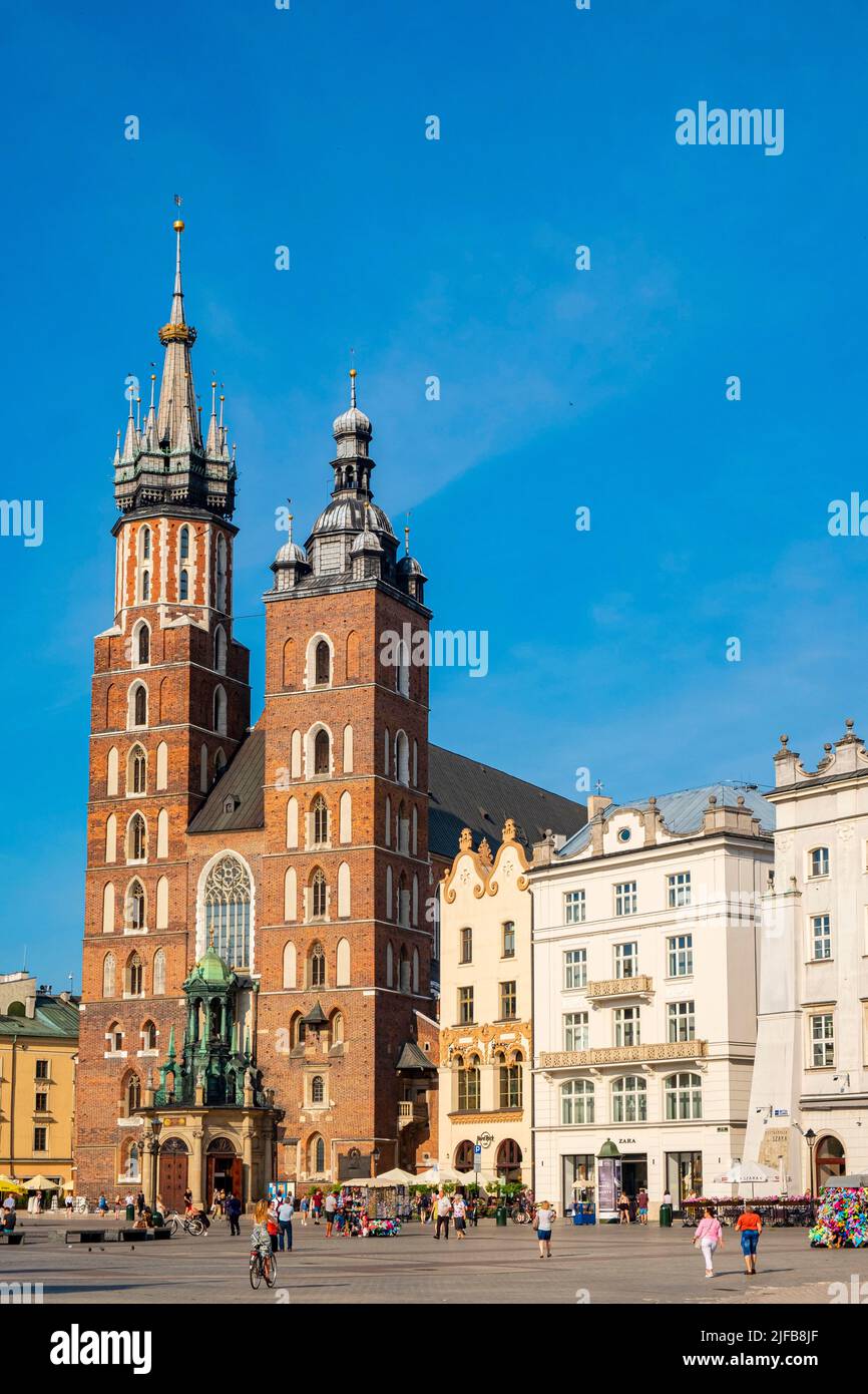 Polonia, Pequeña Polonia, Cracovia, casco antiguo (Stare Mastro), declarado Patrimonio de la Humanidad por la UNESCO, plaza del mercado (Rynek Glowny), Iglesia de Nuestra Señora (Santa María) Foto de stock