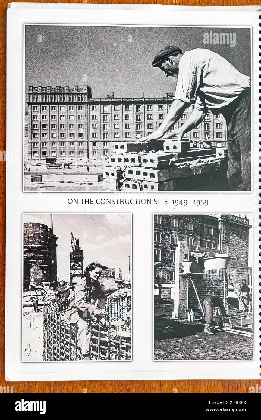 Polonia, Pequeña Polonia, Cracovia, Nowa Huta, distrito construido en la era comunista sobre el modelo soviético, cartel de propaganda y foto antigua Foto de stock