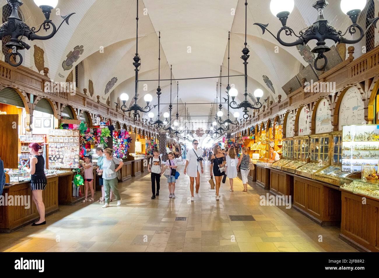 Polonia, Pequeña Polonia, Cracovia, casco antiguo (Stare Mastro), declarado Patrimonio de la Humanidad por la UNESCO, plaza del mercado (Rynek Glowny) con el antiguo salón de telas y tiendas de recuerdos Foto de stock