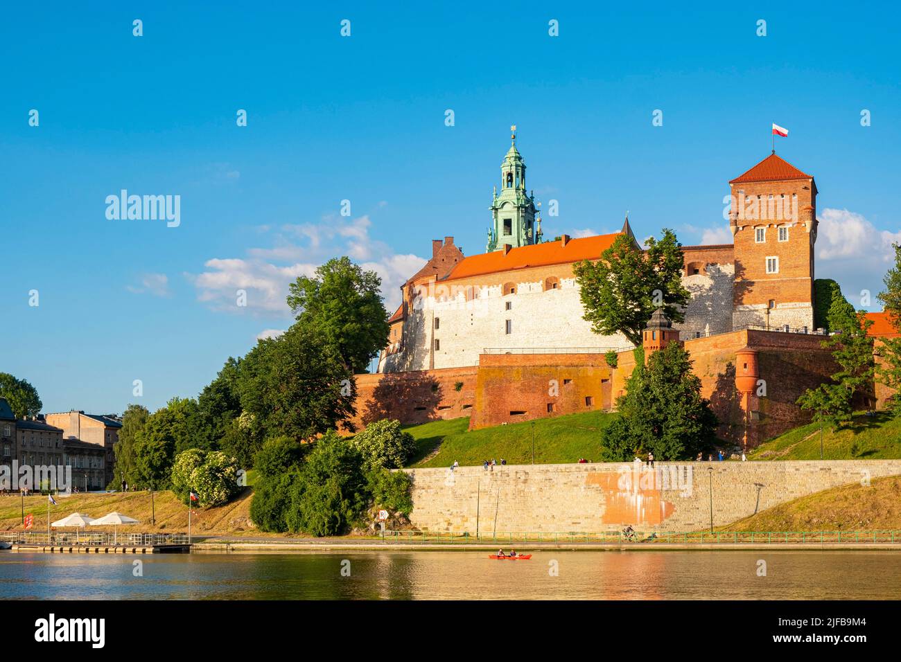 Polonia, Pequeña Polonia, Cracovia, declarada Patrimonio de la Humanidad por la UNESCO, Royal Hill, Castillo de Wawel a orillas del río Vístula Foto de stock