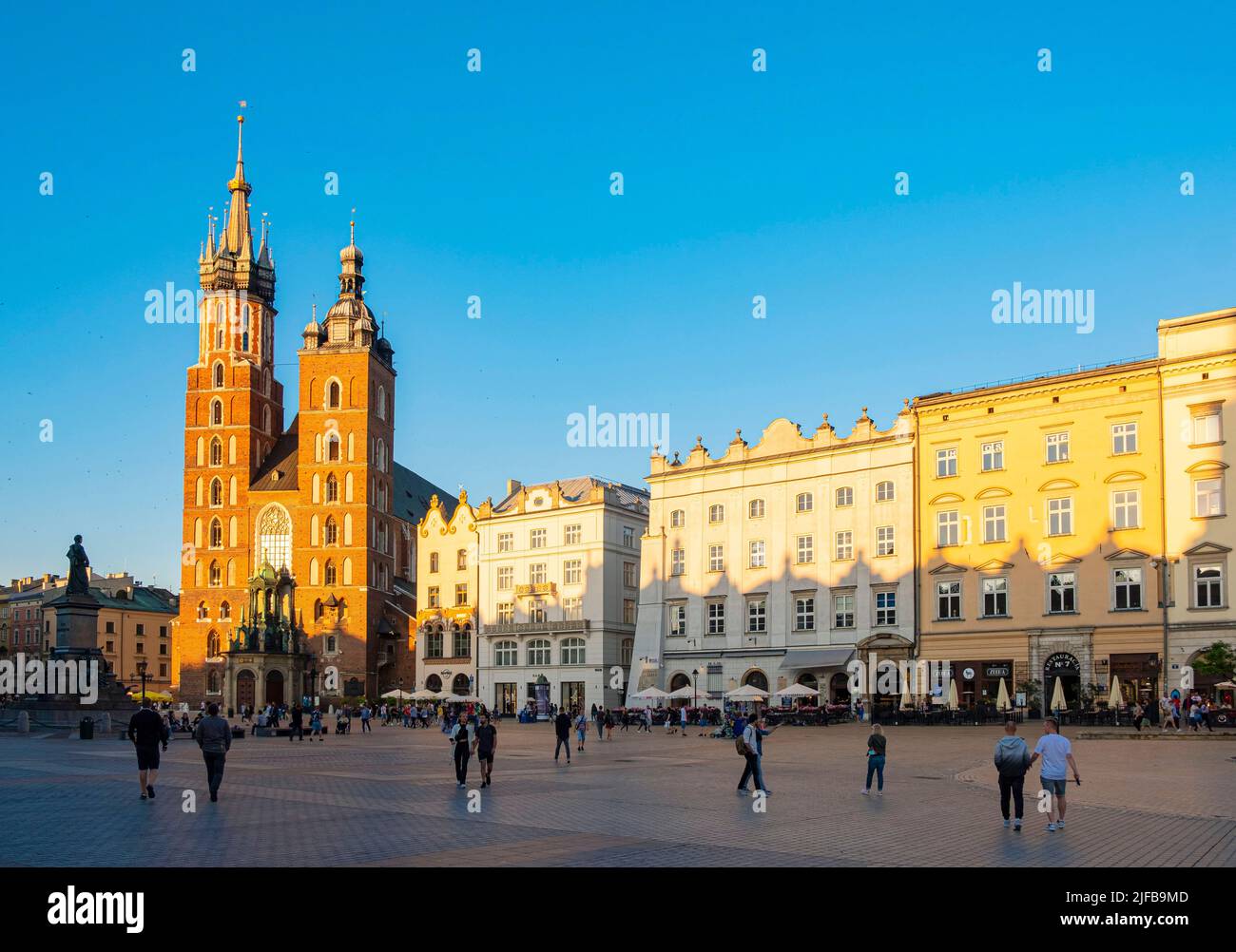 Polonia, Pequeña Polonia, Cracovia, casco antiguo (Stare Mastro), declarado Patrimonio de la Humanidad por la UNESCO, plaza del mercado (Rynek Glowny), Iglesia de Nuestra Señora (Santa María) Foto de stock