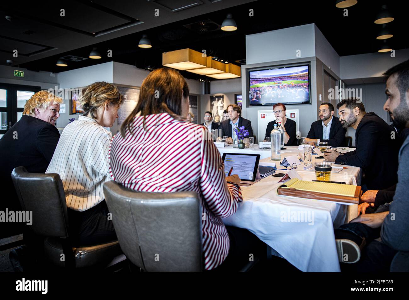 2022-07-01 14:26:31 ÁMSTERDAM - Hassan Al Zawadi, secretario general del comité organizador de la Copa del Mundo en Qatar, durante una reunión en el Johan Cruijff Arena. ANP RAMON VAN FLYMEN netherlands Out - belgium Out Foto de stock