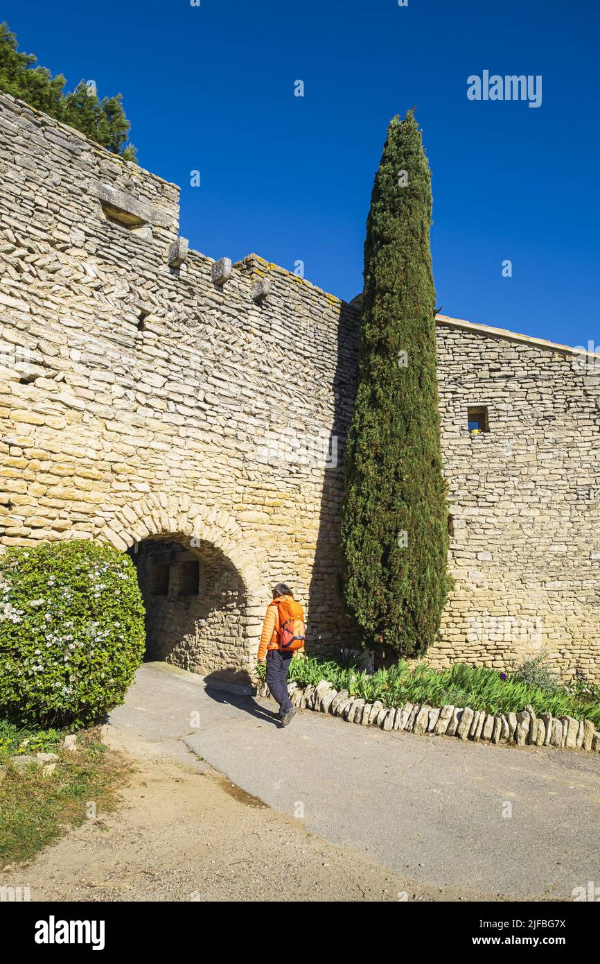 Francia, Vaucluse, Luberon parque natural regional, caminata a partir de la pequeña aldea medieval encaramado de Goult, murallas del castrum Foto de stock