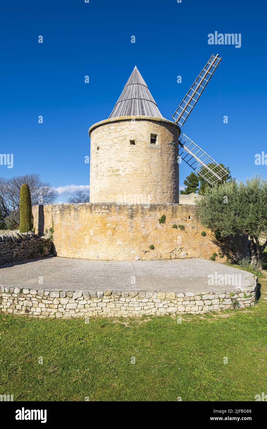 Francia, Vaucluse, el parque natural regional de Luberon, Goult, pequeño pueblo medieval encaramado, molino de Jerusalén Foto de stock