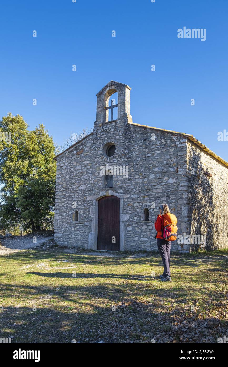 Francia, Vaucluse, Parque Natural Regional de Luberon, Gargas, caminata por la colina Perreal, capilla Sainte-Radegonde construida en 1551 Foto de stock