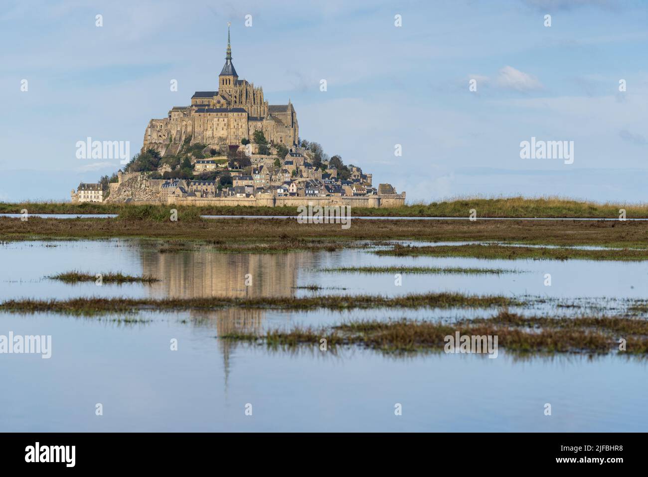Francia, La Mancha, Mont Saint Michel Bay catalogado como Patrimonio de la Humanidad por la UNESCO, Abadía del Mont Saint Michel, marea alta Foto de stock