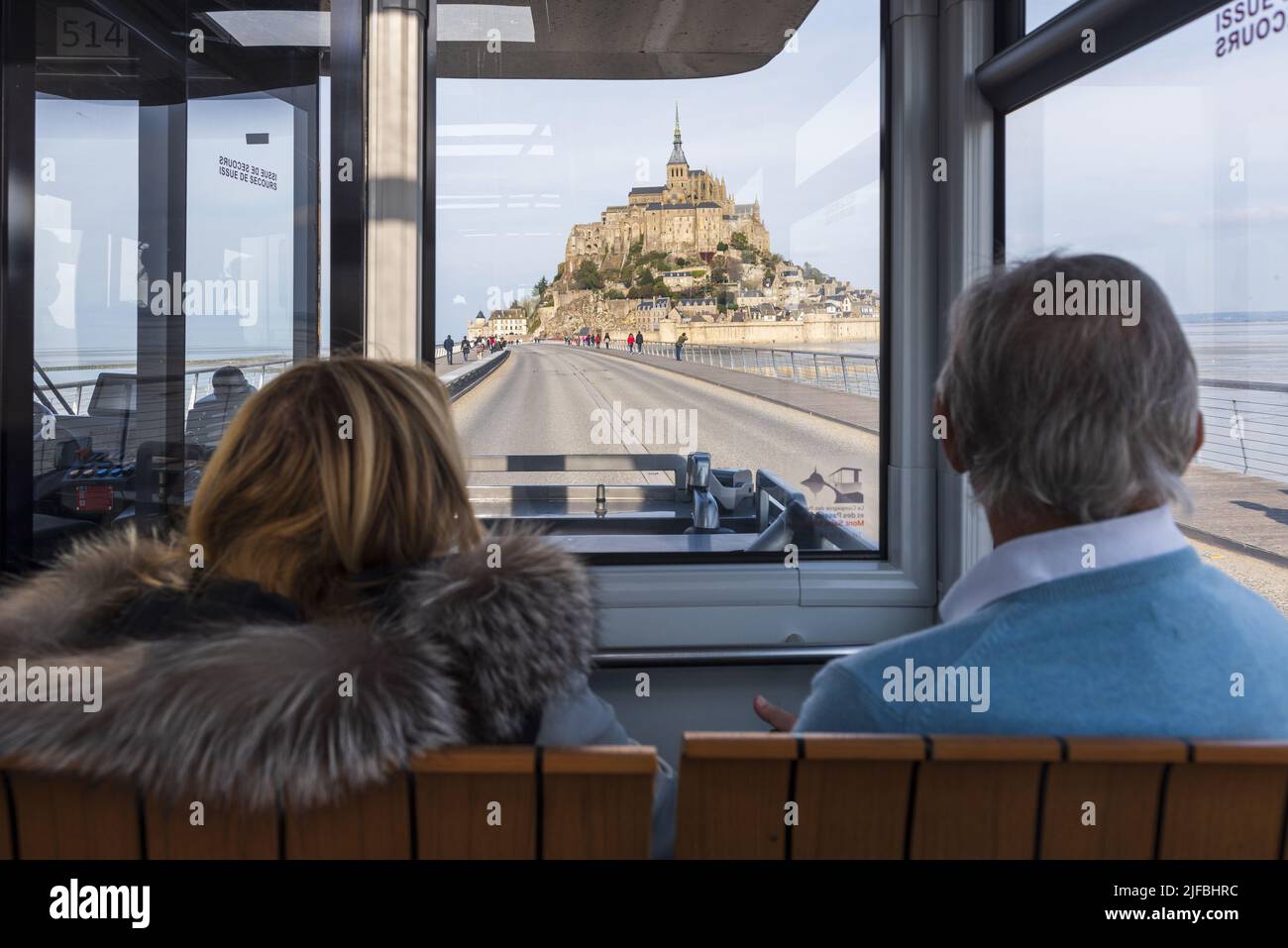 Francia, La Mancha, Mont Saint Michel Bay catalogado como Patrimonio de la Humanidad por la UNESCO, la Abadía de Mont Saint Michel, el Mont de Le Passeur lanzadera Foto de stock