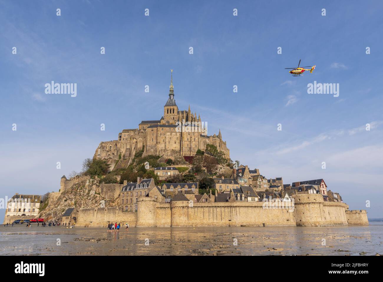 Francia, La Mancha, la bahía del Mont Saint Michel declarada Patrimonio de la Humanidad por la UNESCO, la Abadía del Mont Saint Michel, la seguridad civil Dragon Helicóptero, marea baja Foto de stock