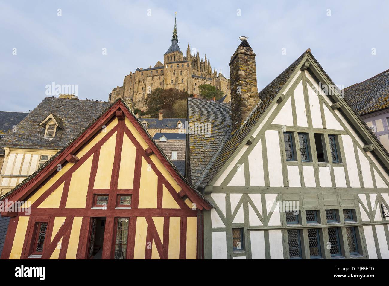 Francia, La Mancha, Mont Saint Michel Bay catalogado como Patrimonio de la Humanidad por la UNESCO, Abadía de Mont Saint Michel, casas Foto de stock