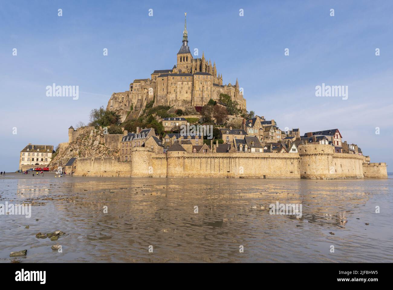 Francia, La Mancha, Mont Saint Michel Bay catalogado como Patrimonio de la Humanidad por la UNESCO, Abadía del Mont Saint Michel, marea baja Foto de stock