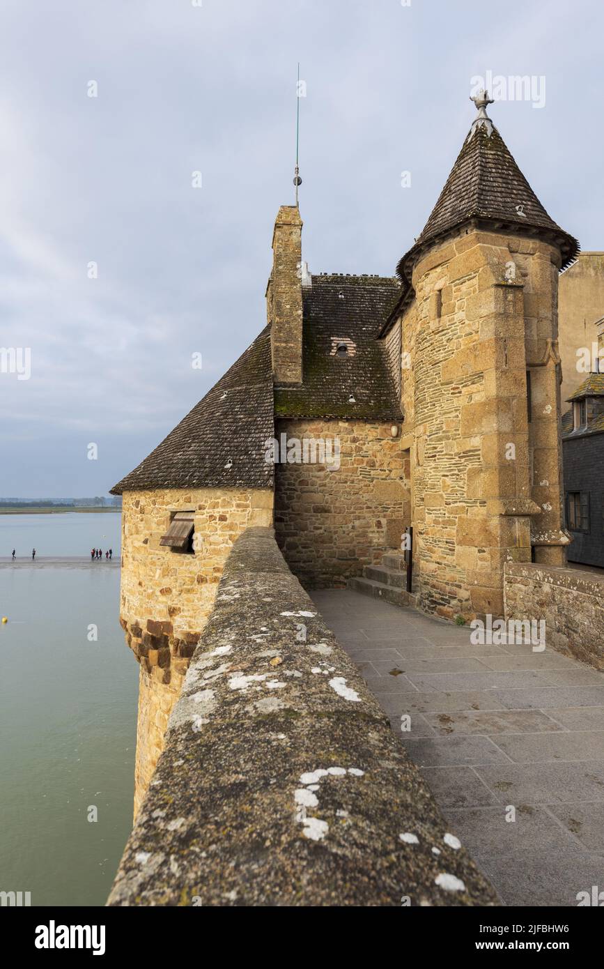 Francia, La Mancha, Mont Saint Michel Bay catalogado como Patrimonio de la Humanidad por la UNESCO, Abadía del Mont Saint Michel, murallas, marea alta Foto de stock