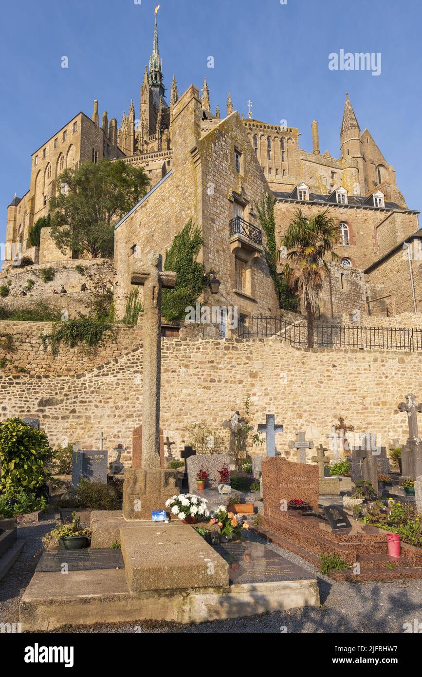 Francia, La Mancha, Mont Saint Michel Bay catalogado como Patrimonio de la Humanidad por la UNESCO, Abadía del Mont Saint Michel, cementerio Foto de stock