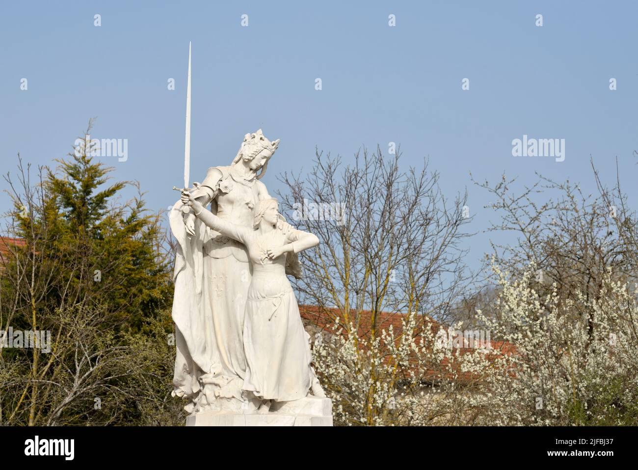 Francia, Vosgos, Domremy la Pucelle, lugar de nacimiento de Juana de Arco, lugar de nacimiento de Jeanne, estatua de Jeanne d'Arc Foto de stock