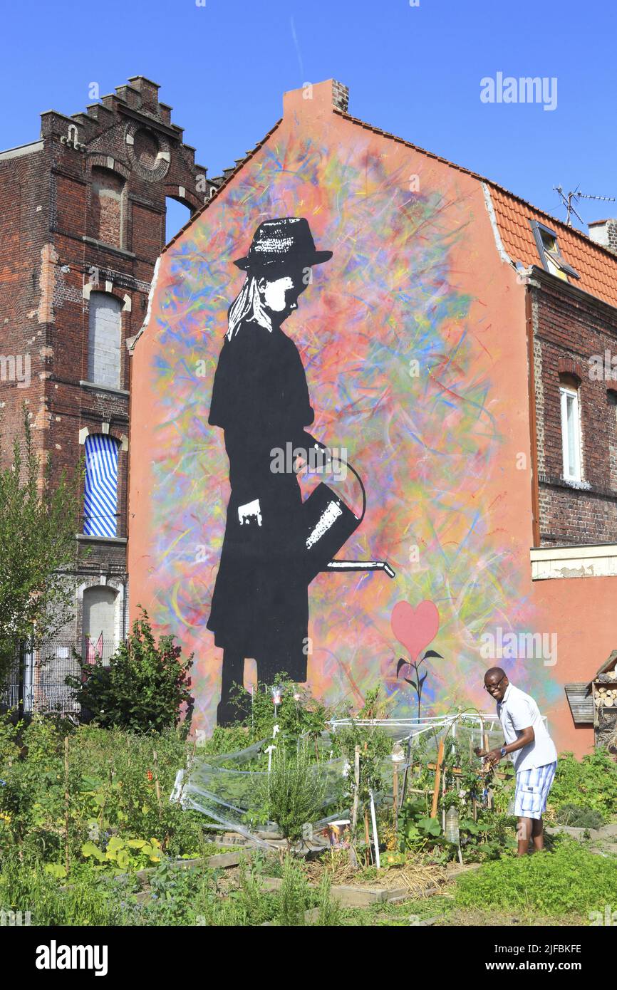 Francia, Norte, Roubaix, distrito de Pile, jardín colectivo con en el fondo un mural de Ted Nomad llamado Street Heart (2017) Foto de stock