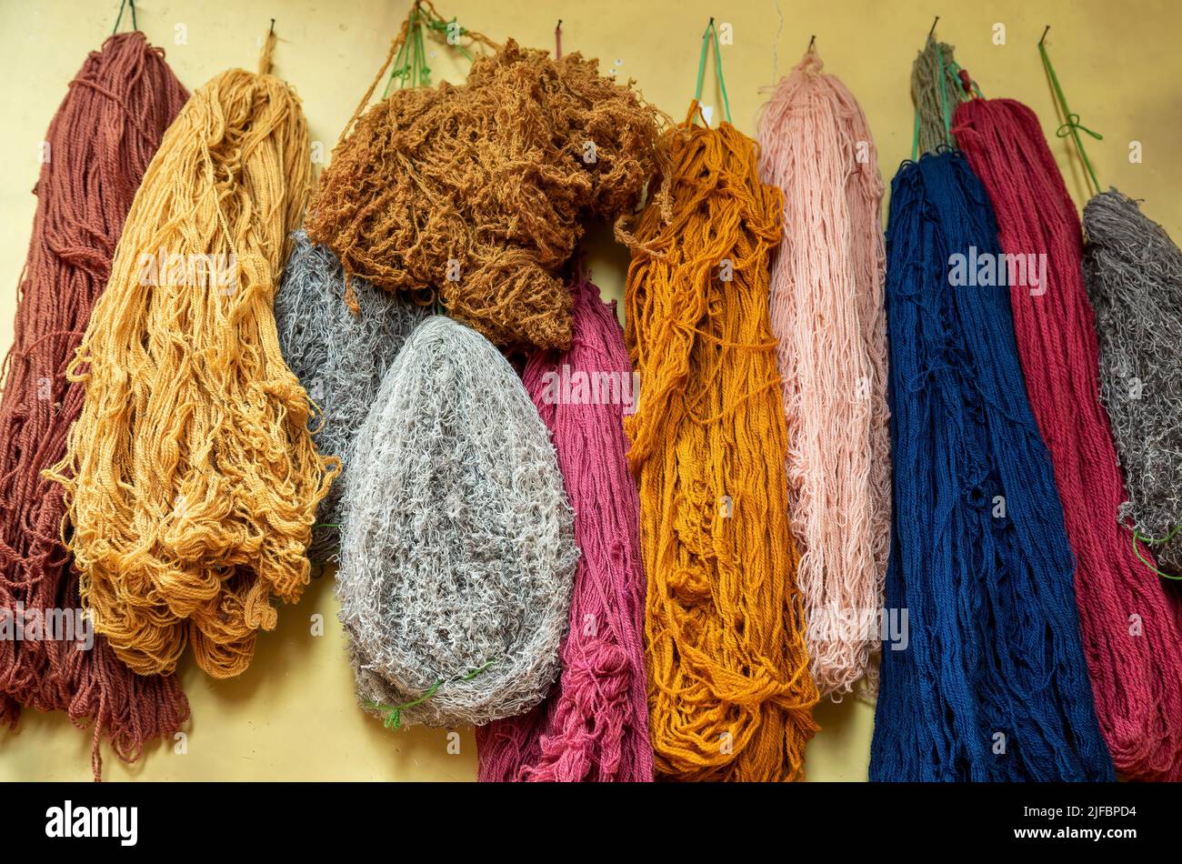 Hilados coloridos, tienda de tejedores El Balcon del Inka, Chinchero, Cusco, Perú Foto de stock