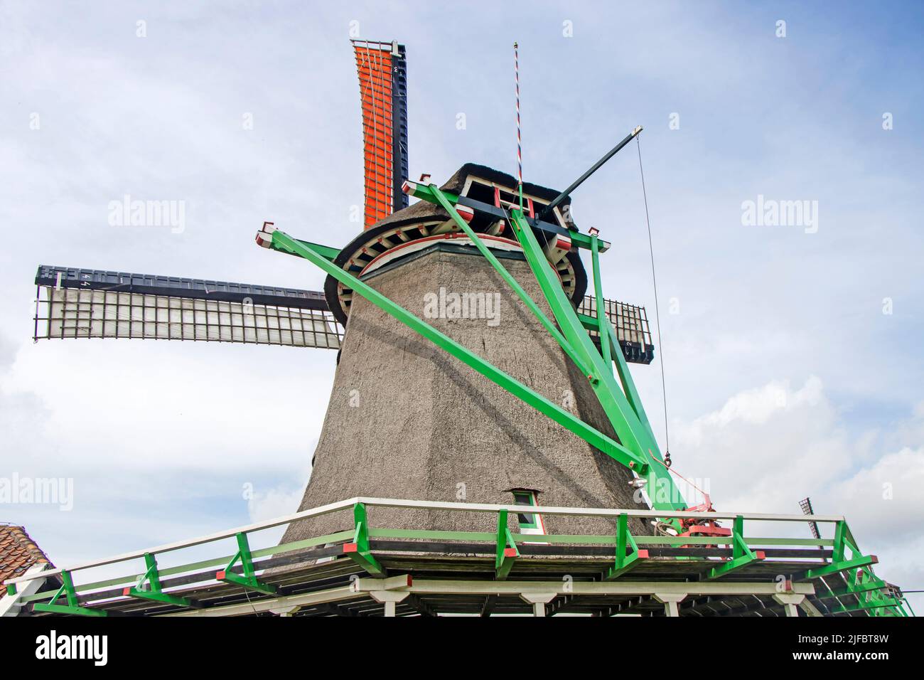 Antiguo molino de viento en la campiña de Zaan Schans, cerca de Ámsterdam Foto de stock
