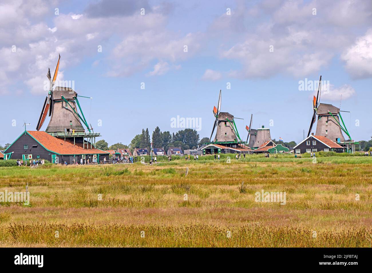 Antiguo molino de viento en la campiña de Zaan Schans, cerca de Ámsterdam Foto de stock
