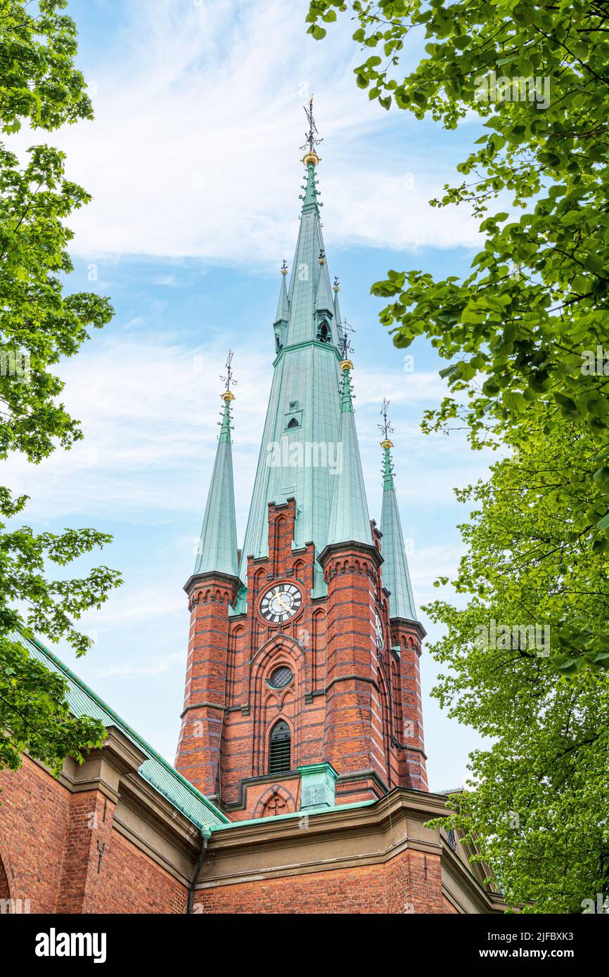 Mirando hacia arriba la torre alta de la Iglesia de Santa Clara (S:ta Clara Kyrka), Estocolmo, Suecia Foto de stock