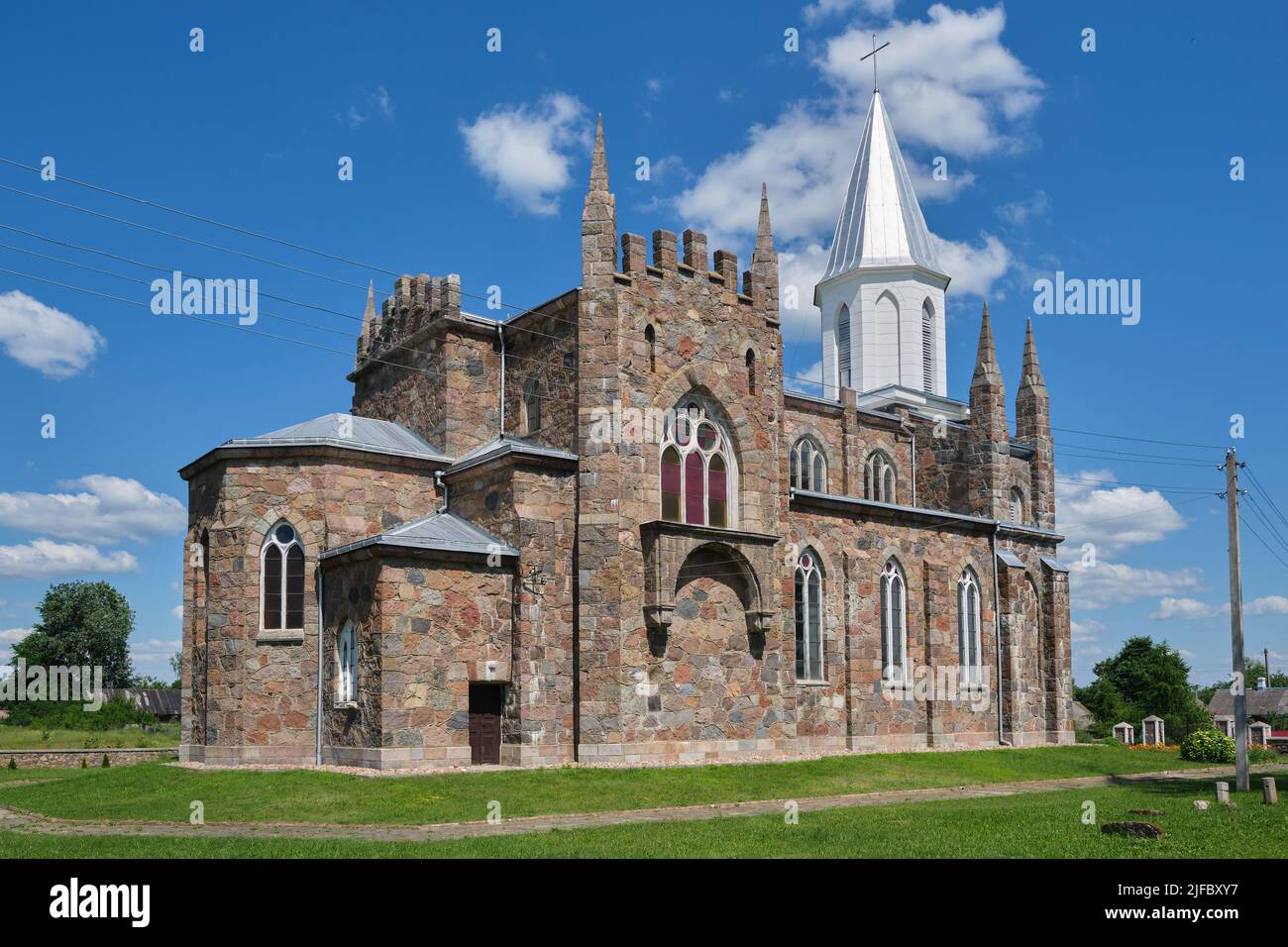 Antigua iglesia católica de Nuestra Señora de la Rosarya en el pueblo de Peski, región de Grodno, Bielorrusia. Foto de stock