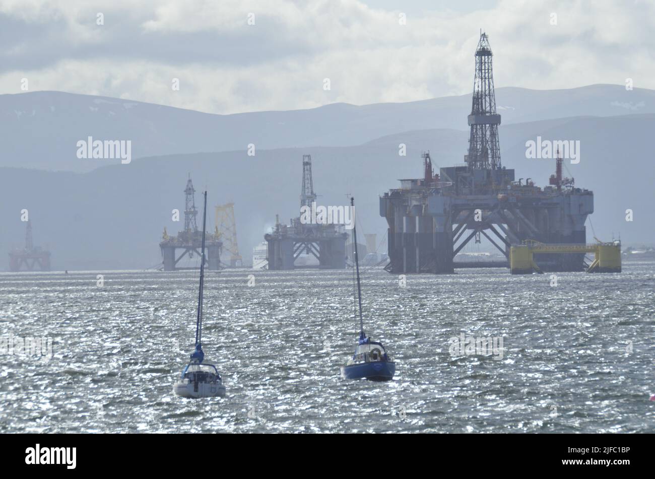 Plataformas de petróleo y gas en el fiordo de Cromarty en Easter Ross, Escocia, Reino Unido Foto de stock