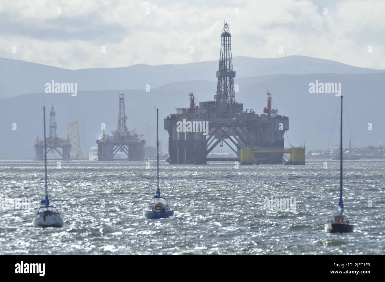Plataformas de petróleo y gas en el fiordo de Cromarty en Easter Ross, Escocia, Reino Unido Foto de stock