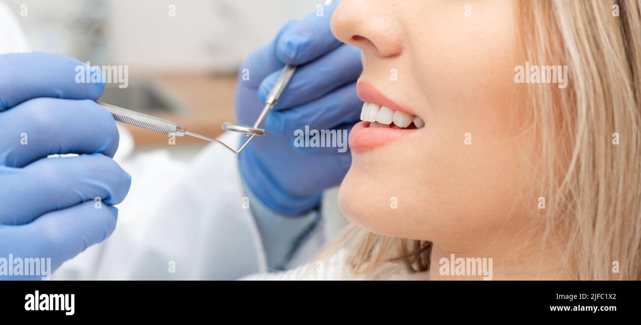 Paciente mujer en el consultorio del dentista. Concepto de sonrisa perfecto Foto de stock
