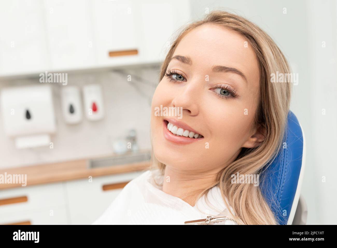 Paciente mujer en el consultorio del dentista. Concepto de sonrisa perfecto Foto de stock