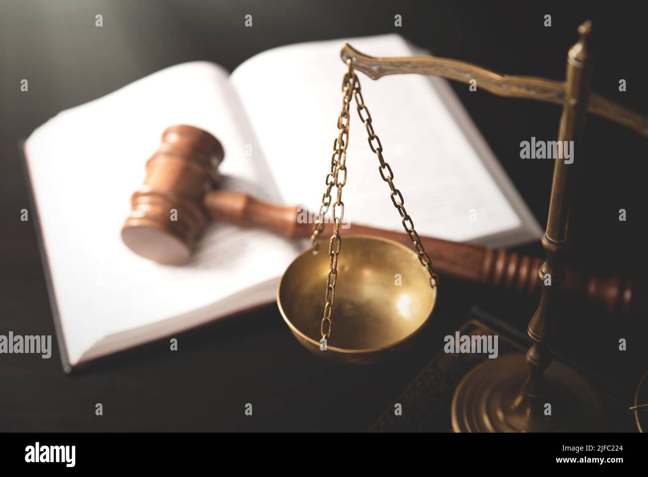 Juez sobre un escritorio de madera, concepto de ley y justicia Foto de stock