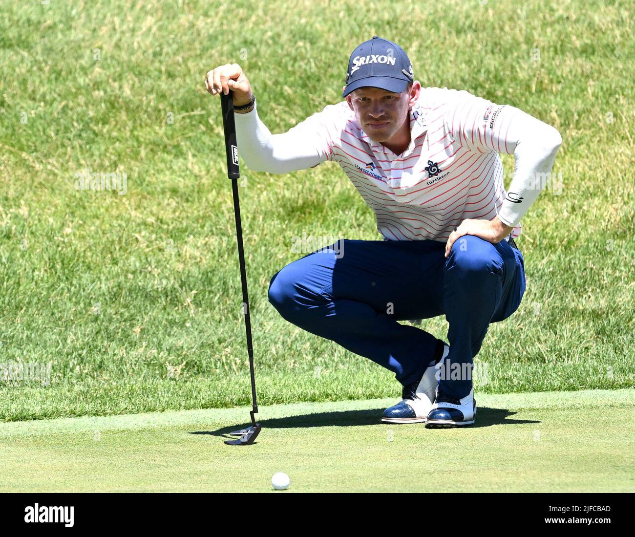 SILVIS, IL JUNIO 30 El golfista Jared Wolfe alinea su putt en el