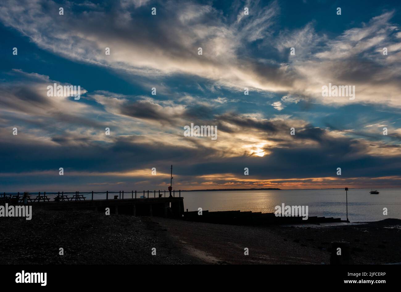 Whitstable Sunset, Whitstable Beach, verano, noche, con vistas a la isla de Sheppey. Foto de stock