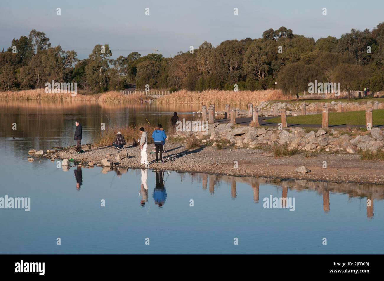 Karkarook Park es un parque metropolitano de 15 hectáreas en Moorabbin, Melbourne, Victoria, Australia, que abarca un pantano artificial y un lago lleno de peces Foto de stock