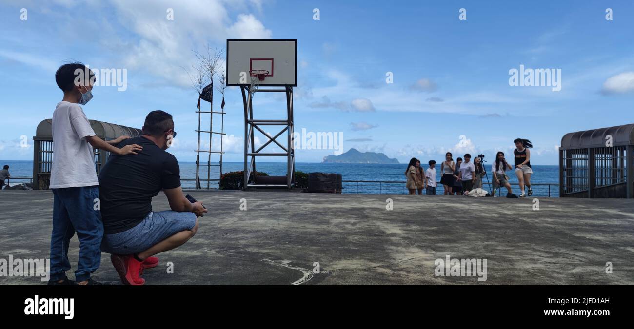 Daxi Da'an Pista de baloncesto delantera del Templo, Condado de Yilan - 27 de julio de 2022 : ¡Pista de baloncesto delantera del Templo Daxi Da'an! Sentado en la vista de ensueño del mar de Gu Foto de stock