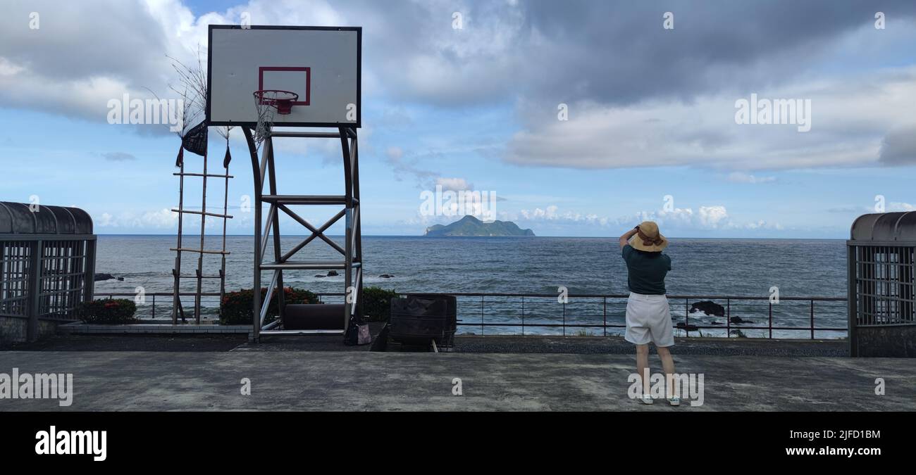 Daxi Da'an Pista de baloncesto delantera del Templo, Condado de Yilan - 27 de julio de 2022 : ¡Pista de baloncesto delantera del Templo Daxi Da'an! Sentado en la vista de ensueño del mar de Gu Foto de stock