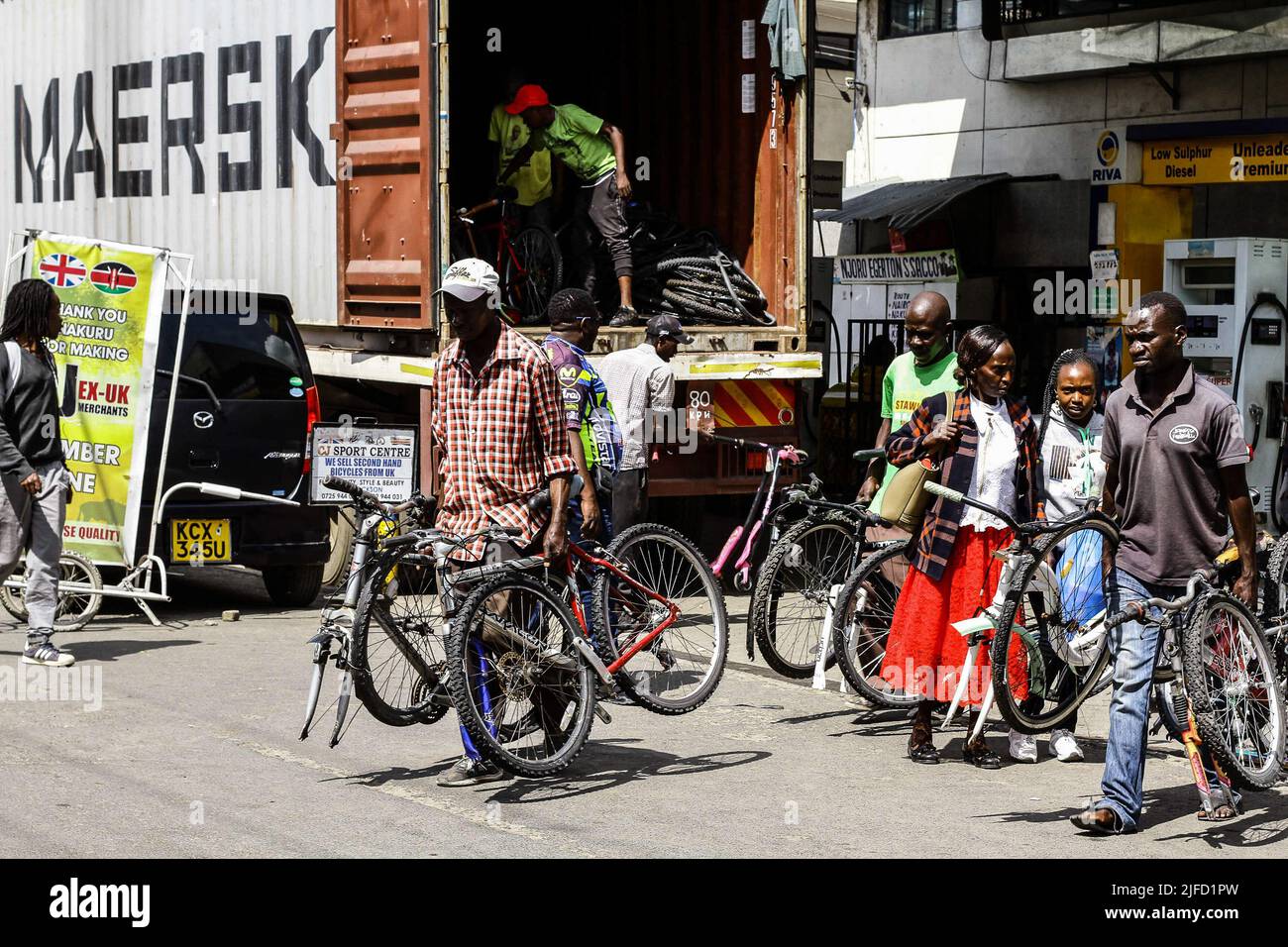 Nakuru, Kenia. 25th de junio de 2022. Se ve a la gente cargando piezas de  bicicleta de segunda mano importadas del Reino Unido. Las bicicletas se  están convirtiendo en un modo de