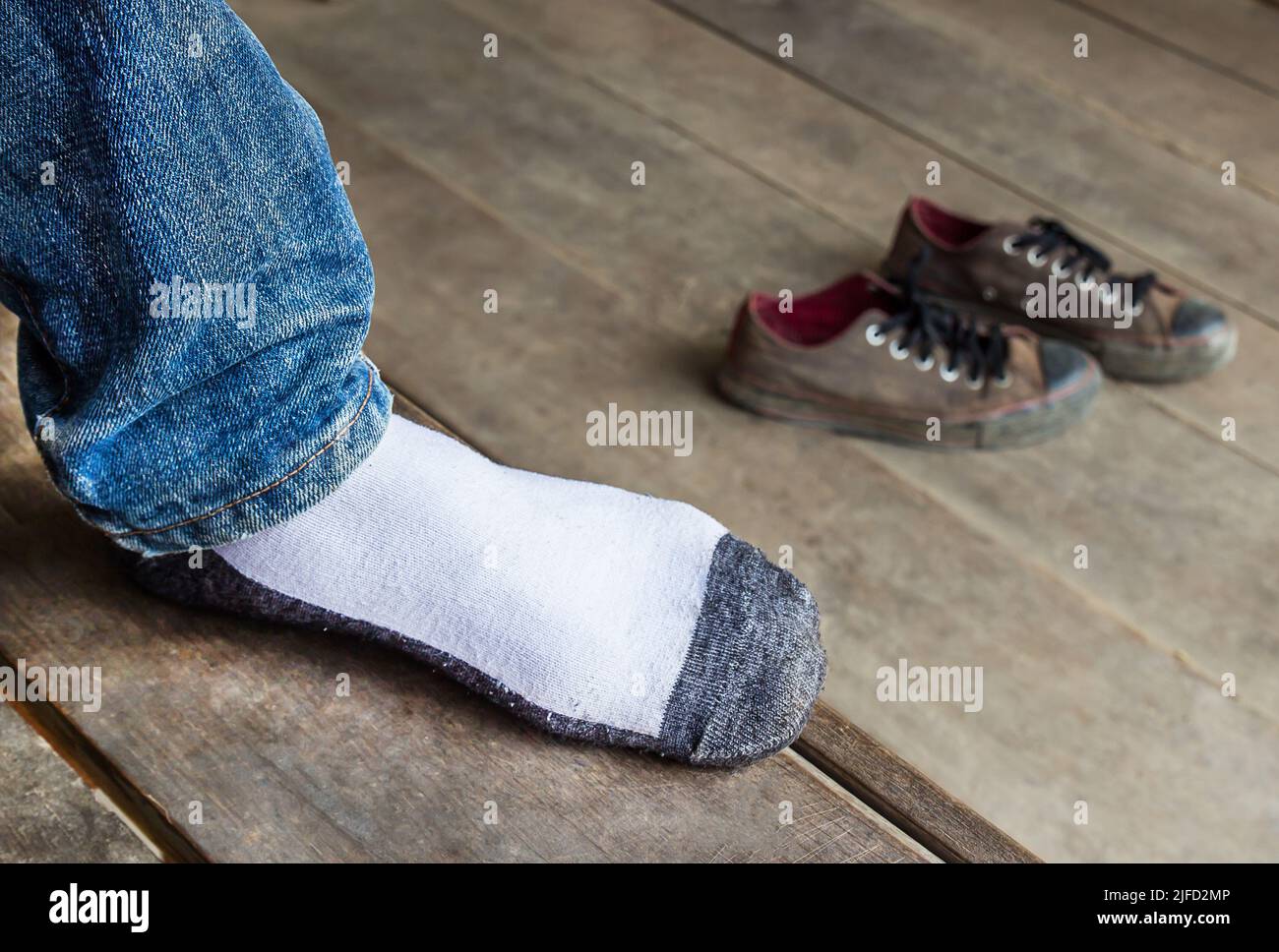 Ponerse los calcetines fotografías e imágenes de alta resolución - Alamy