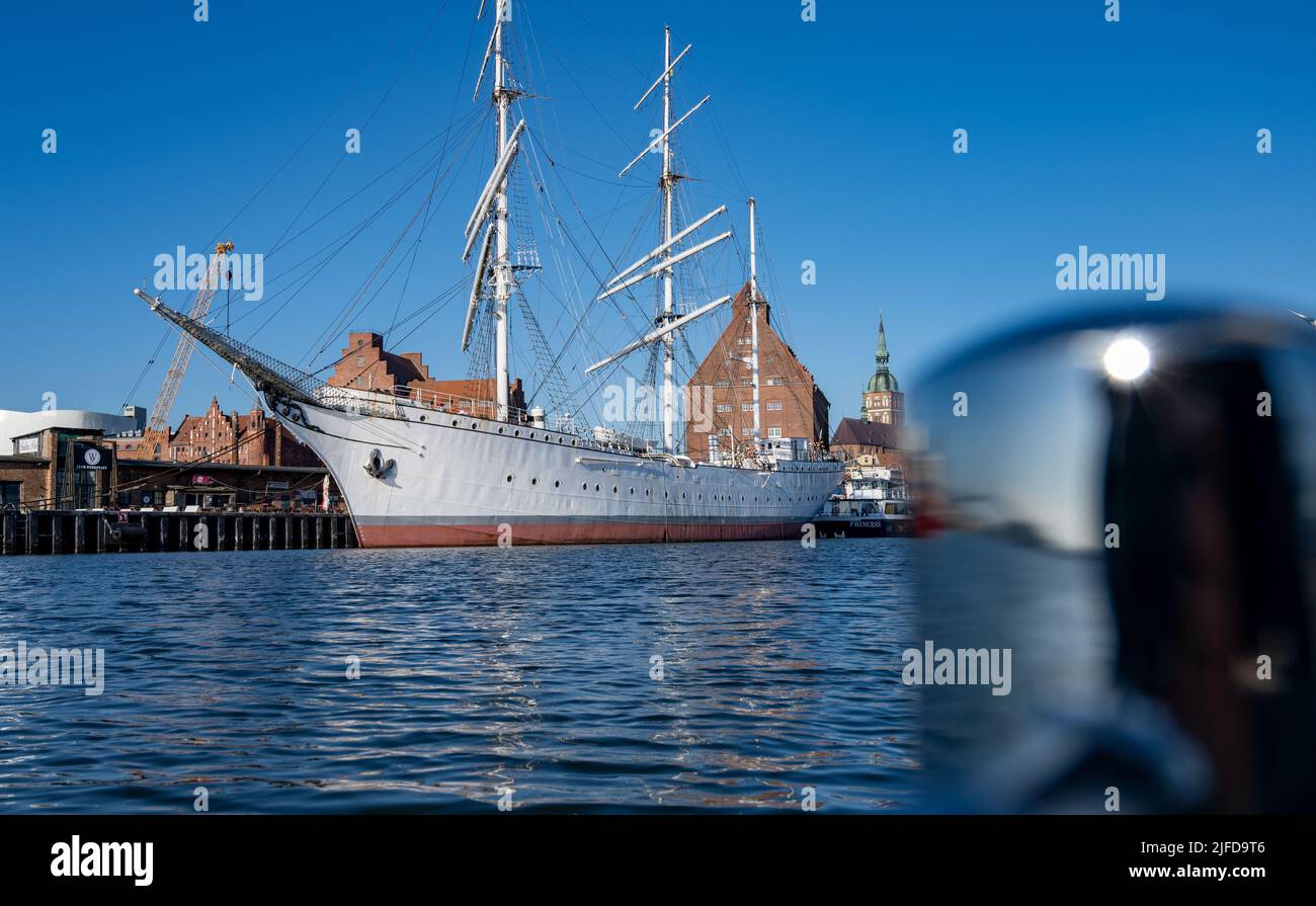 Stralsund, Alemania. 02nd de julio de 2022. El barco de entrenamiento de vela Gorch Fock I está anclado en el puerto. Según la asociación Tall Ship Friends, el barco de entrenamiento de vela de aproximadamente 82 metros de longitud fue construido en 1933 por Blohm Voss en Hamburgo. Crédito: Stefan Sauer/dpa/Alamy Live News Foto de stock