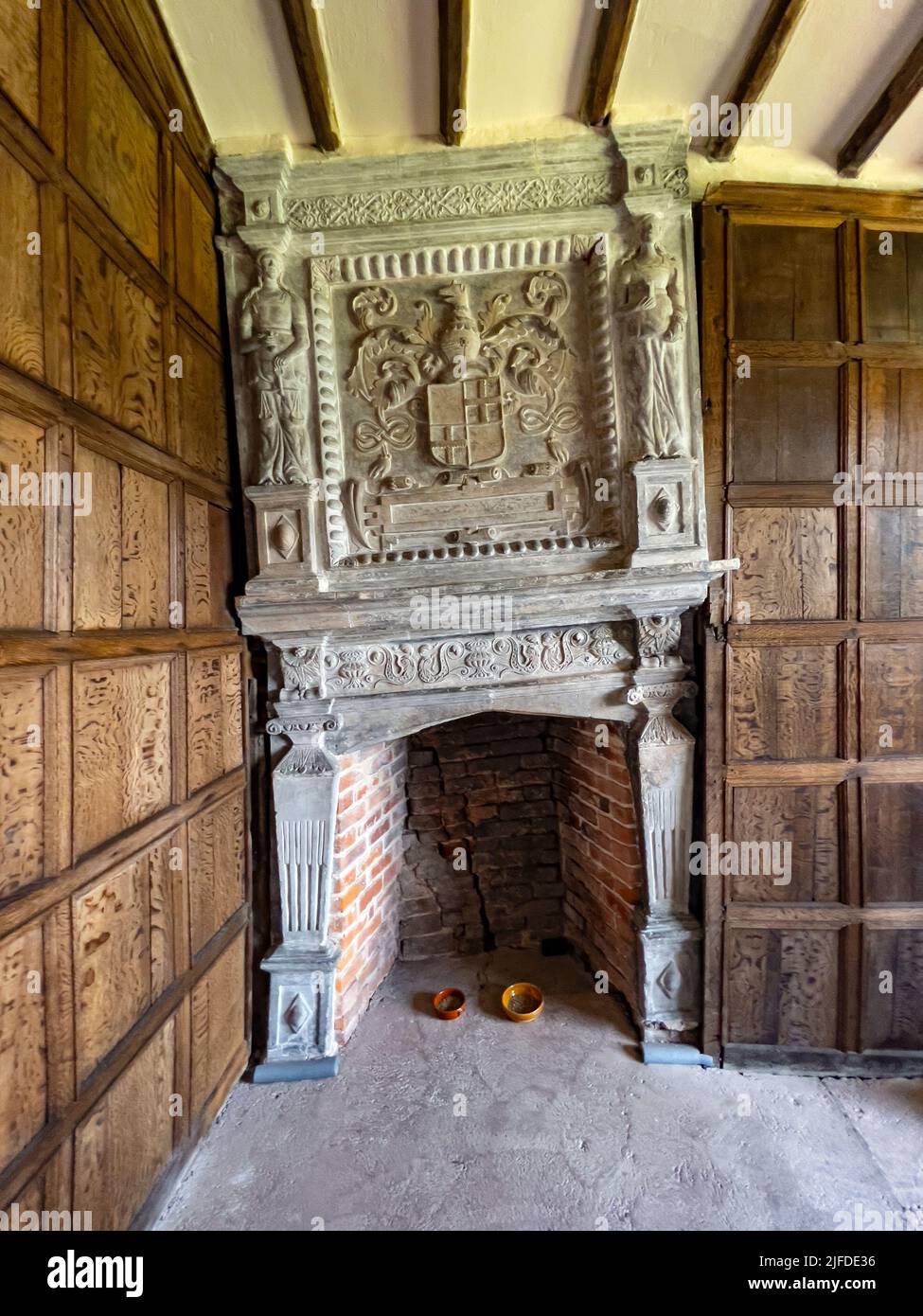 Chimenea en Little Moreton Hall, una casa señorial del siglo 16th con entramado de madera cerca de Congleton en Cheshire, noroeste de Inglaterra. Foto de stock
