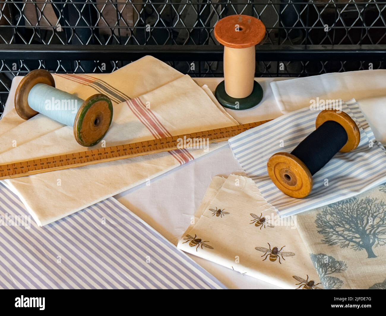 Bobinas de hilo de algodón sobre muestras de tejidos Foto de stock