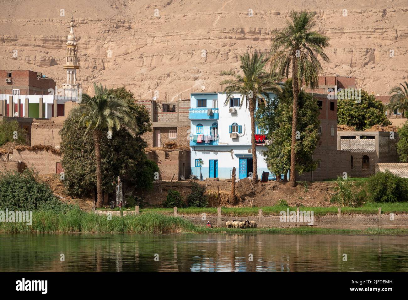 Propiedad doméstica a orillas del río Nilo, Egipto Foto de stock