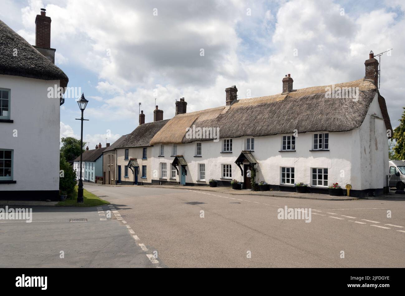 Casas rurales con techo de paja en el pueblo de Sheepwash, Devon Foto de stock