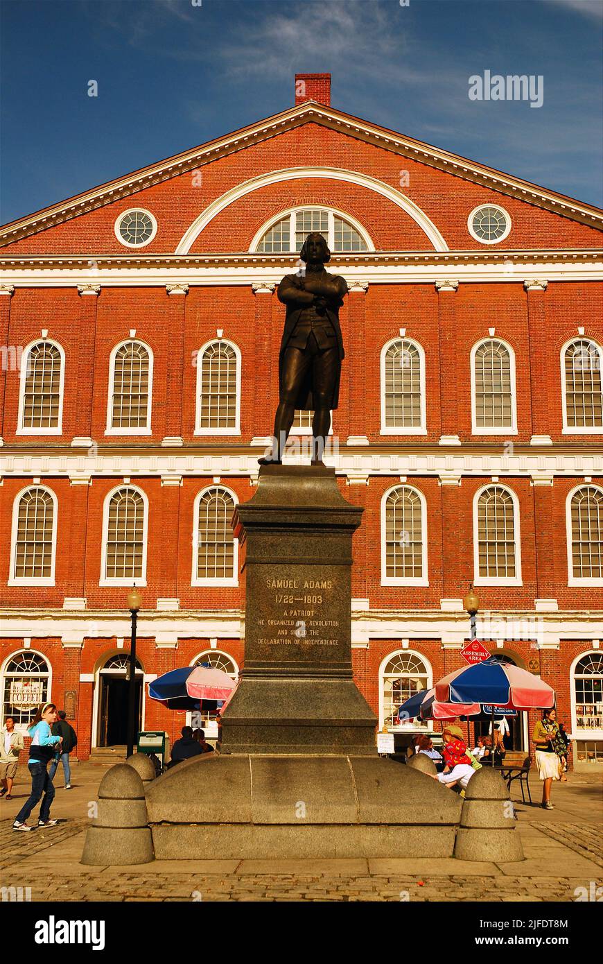 Una estatua de Sam Adams está frente a Faneuil Hall, donde el orador dio discursos ardientes sobre la independencia durante el gobierno colonial británico Foto de stock