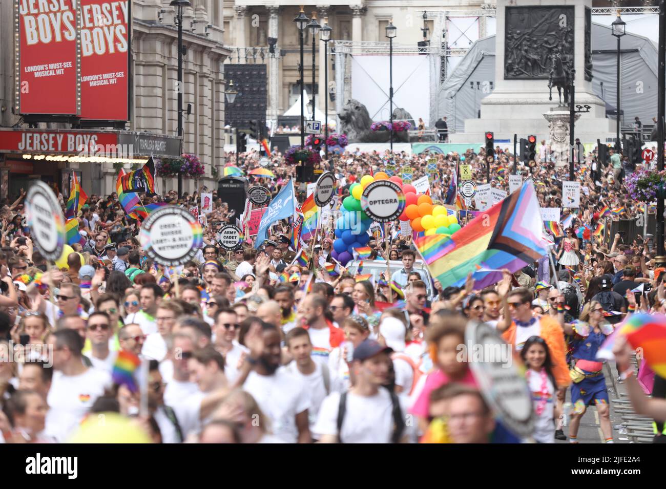 La gente participa en el desfile Pride in London cerca de Trafalgar Square. Este año es un año significativo para el movimiento Pride y la comunidad LGBT+ que conmemorará 50 años desde que el primer Pride tuvo lugar en el Reino Unido. Fecha de la foto: Sábado 2 de julio de 2022. Foto de stock